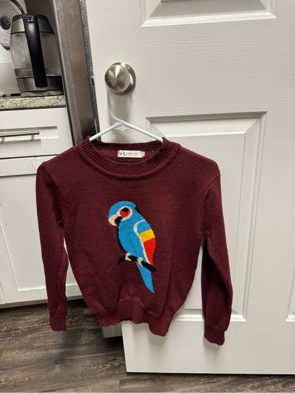 Women's Parrot Intarsia Crewneck Sweater - Burgundy
